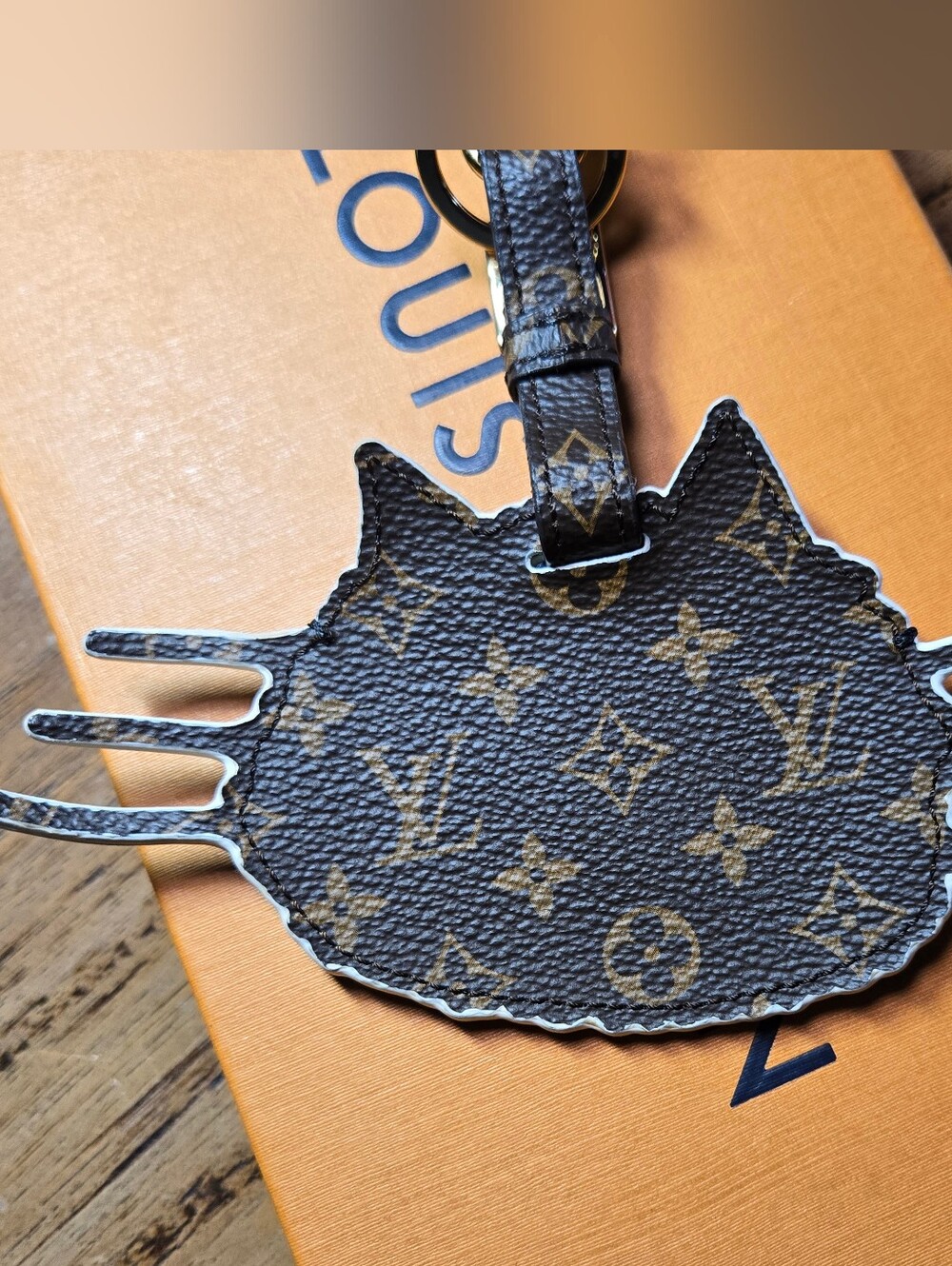 #129 - RARE LOUIS VUITTON Grace Coddingtom Catogram gray cat epi charm MP2282 - Picture 10 of 11